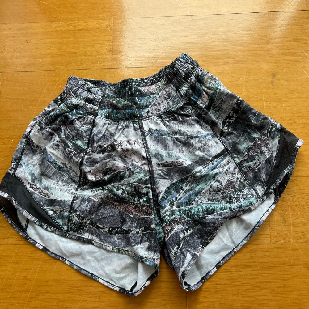 Lululemon patterned women’s hotty hot shorts